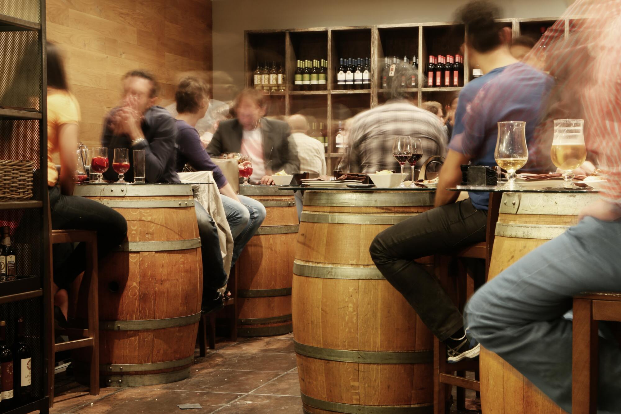 Clientes en la bodega