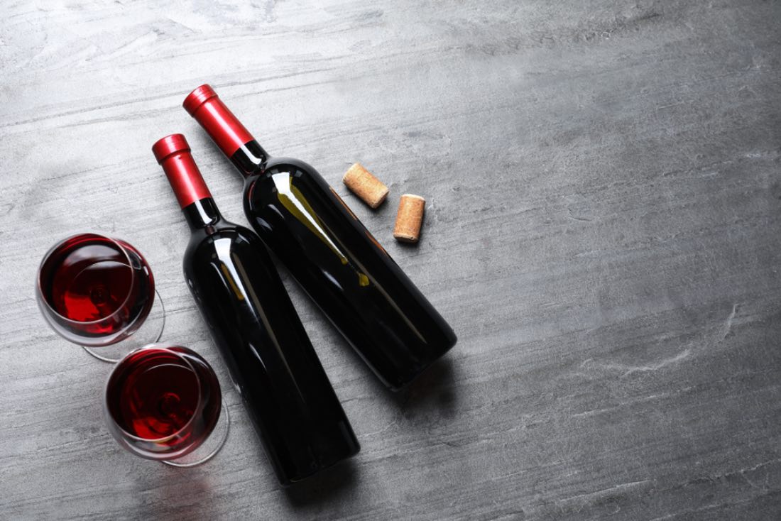 Botellas y copas de vino