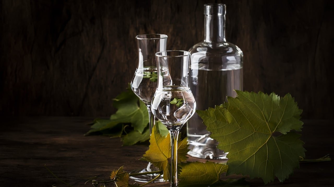 Botella y copas de pisco